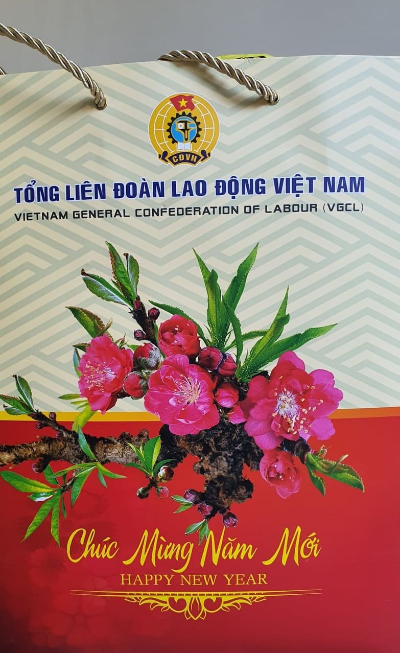 Tổng LĐLĐ Việt Nam sử dụng túi giấy thân thiện môi trường chứa quà cho đoàn viên, người lao động (ảnh Nhật Hồ)