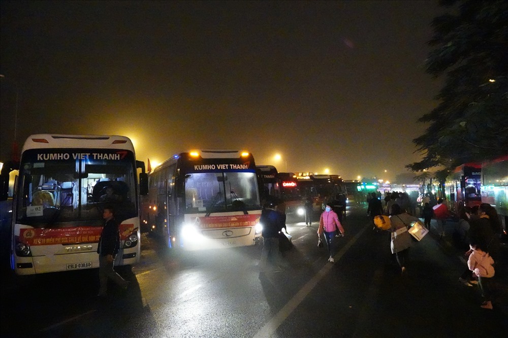 40 chuyến xe miễn phí đưa CNLĐ về quê đã giảm nhiều khó khăn, áp lực về kinh tế cho họ vào dịp Tết. Ảnh: Nguyễn Hải