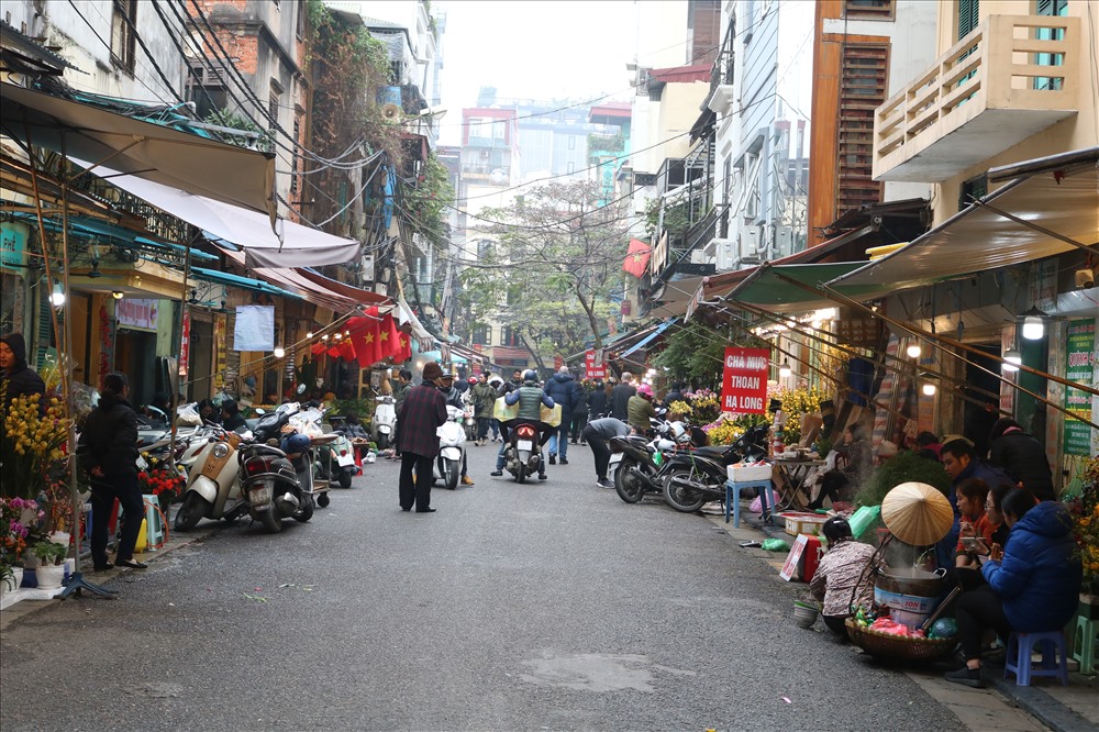 Người dân sống gần khu phố cổ đi chợ Hàng Bè rất sớm sắm Tết ngày 28 Tết.