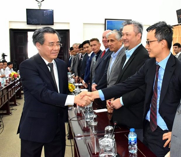Bí thư Tỉnh ủy Bạc Liêu Nguyễn Quang Dương chào mừng các nhà đầu tư (ảnh Nhật Hồ)