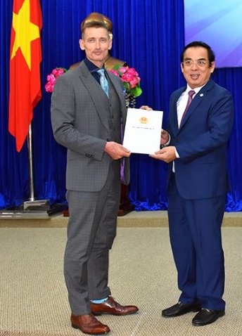 Chủ tịch UBND tỉnh Bạc Liêu Dương Thành Trung trao Quyết định chủ trương đầu tư cho dự án Nhà máy điện khí hóa lỏng LNG (ảnh Nhật Hồ)