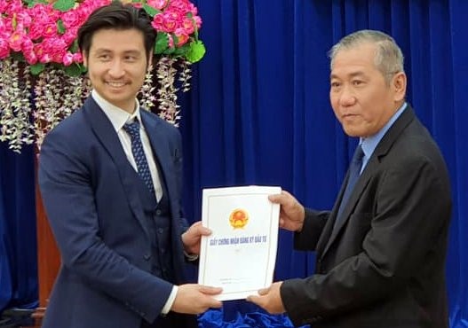 Giám đốc Sở Kế hoạch Đầu tư Bạc Liêu Trần Thanh Tâm trao chứng nhận đầu tư cho nhà đầu tư Nhà máy điện khí hóa lỏng LNG Bạc Liêu (ảnh Nhật Hồ)