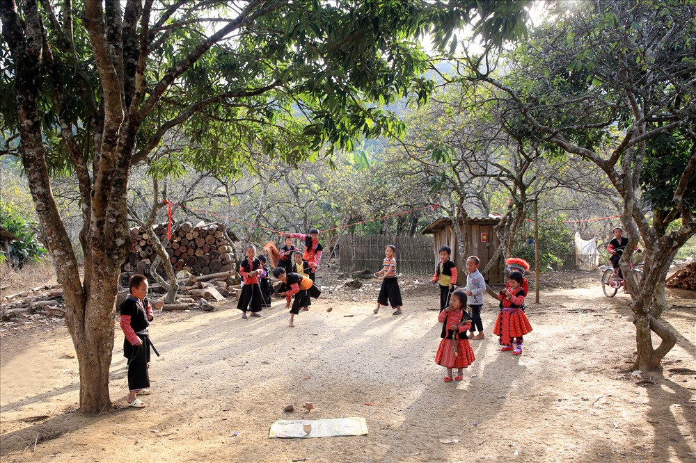 Đánh cù là một trò chơi tập thể, các bé trai phân ra làm hái nhóm, mỗi nhóm từ 1-2 người, nhưng không quá 4 người 1 nhóm