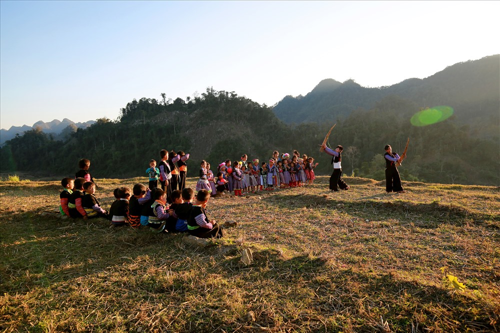 Trong những ngày lễ tết, cùng với những trò chơi dân gian thì cây khèn, nhạc cụ dân tộc được coi là linh hồn của người Mông để gửi gắm, thể hiện tiếng lòng của mình với bạn tình, với cộng đồng và với thiên nhiên hùng vĩ. Tiếng khèn còn như thứ âm thanh giúp họ giao tiếp giữa dương gian, thần linh và cõi âm