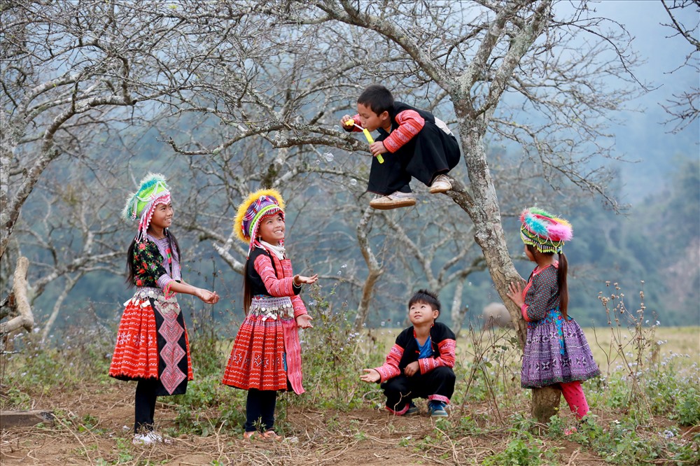 Trò chơi Thổi bong bóng xà bông – một trong những trò chơi được trẻ em Mông yêu thích hiện nay