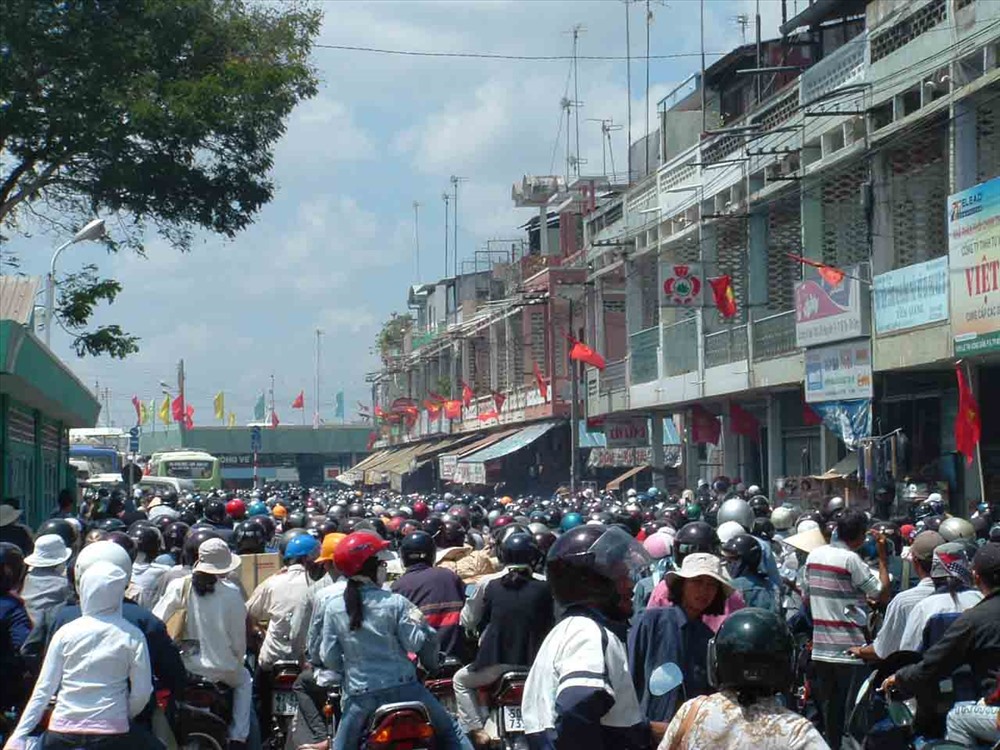 Cảnh ùn ứ giao thông phà Rạch Miễu vào ngày lễ trên bờ Tiền Giang. Ảnh: K.Q