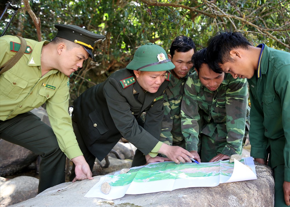Kết thúc buổi tuần tra, ông Võ Văn Dũng - cán bộ Hạt Kiểm lâm huyện Hướng Hóa yêu cầu tổ bảo vệ rừng chú ý các địa điểm nhạy cảm dễ bị lâm tặc khai thác gỗ.