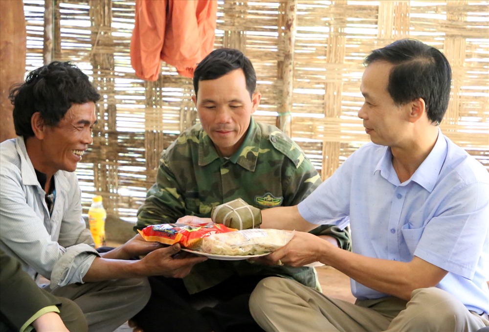 Ông Hà Văn Hoan (bìa phải ảnh) – Giám đốc Khu bảo tồn thiên nhiên Bắc Hướng Hóa tặng quà, động viên các thành viên ở chốt bảo vệ rừng đặc dụng.