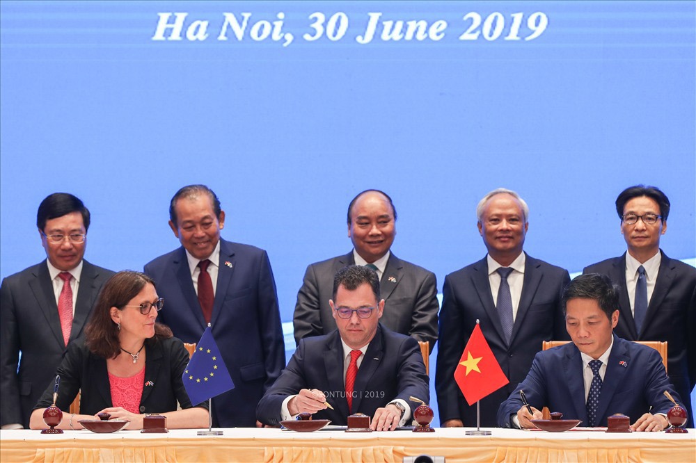 Lễ ký Hiệp định thương mại tự do (FTA) và Hiệp định bảo hộ đầu tư (IPA) Việt Nam - Liên minh Châu Âu (EU) diễn ra chiều 30.6.2019 tại Hà Nội. Ảnh: Sơn Tùng