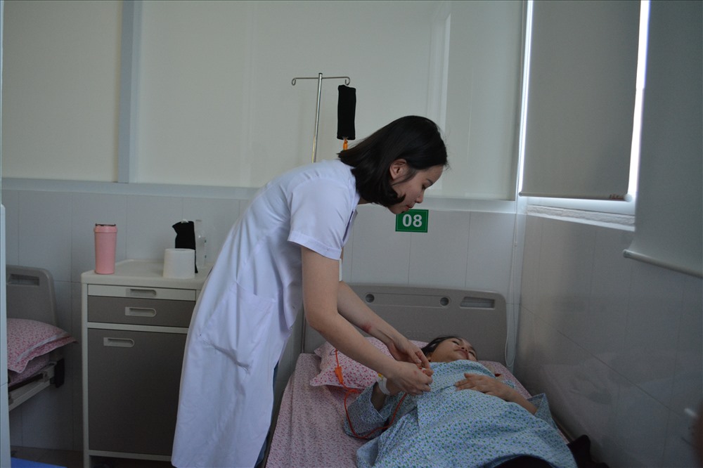 Bác sĩ Nguyễn Hương Trà chăm sóc sản phụ.