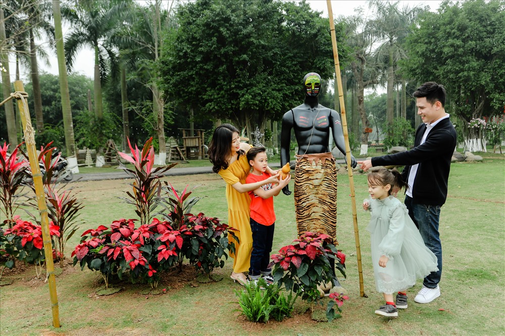 Nhiều gia đình đã bắt đầu đi chơi Tết sớm.