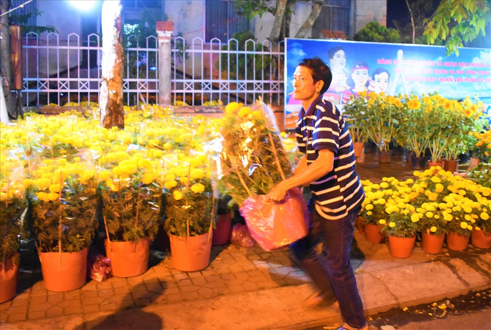 Cũng giống như với anh Quân, Chú tám (cư trú tại phường Lê Bình, quận Cái Răng, TP.Cần Thơ) bán hoa tại đường Trần Văn Hoài (quận Ninh Kiều TP.Cần Thơ) cho biết - Năm nay trồng khoảng 1.300 giỏ hoa các loại gồm: Vạn Thọ, Cúc, Ly. Vận chuyển hoa xuống đường vào ngày 24 AL. Đến nay là ngày 28 AL khu vực bán hoa, cây kiểng khá tấp nập nhưng “sức mua” chưa đáng kể. Hiện nay chỉ bán được khoảng 200 giỏ hoa các loại mà chỉ còn 2 ngày nữa là Tết đến rồi những cũng phải bám trụ ở đây. Nghề này, nếu người dân làm ăn được thì họ sẽ chi mua hoa còn ngược lại thì người nông dân cũng “ngậm đáng” luôn. Ảnh: Thành Nhân