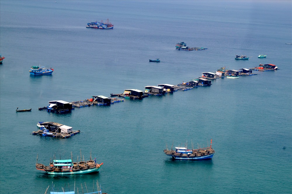 Cả trời nước biển Tây thu vào tầm mắt du khách. Ảnh: LT
