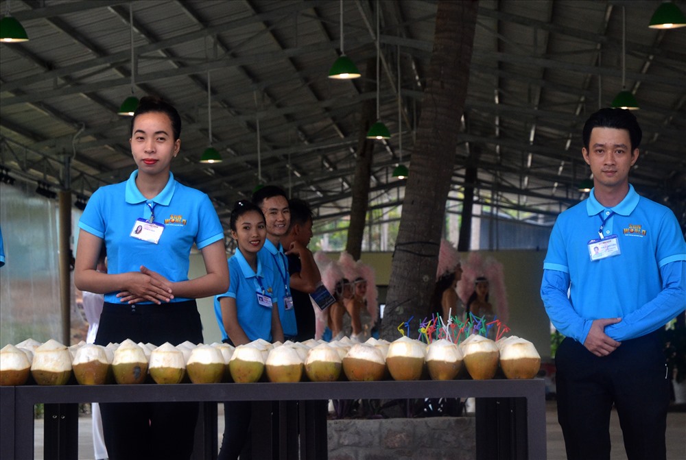 Đến với Hòn Thơm, bên cạnh thưởng thức đặc sản vùng biển đảo, còn được đánh thức cảm giác ẩm thực với nhiều đặc sản các quốc gia. Ảnh: LT