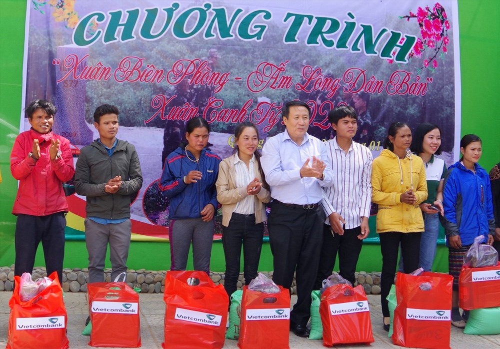Ông Hà Sỹ Đồng - Phó Chủ tịch Thường trực UBND tỉnh Quảng Trị tặng quà cho người dân ở xã Hướng Lập. Ảnh: MH.