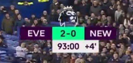 Một trận đấu “điên rồ” diễn ra vào giữa tuần là giữa Everton và Newcastle. Dẫn trước 2-0 đến tận phút 94, nhưng khi trọng tài thổi còi kết thúc trận đấu, tỉ số là 2-2. Một người hâm mộ đưa ảnh này lên trang facebook của mình và chú thích: Làm thế nào tôi có thể giải thích với các con là Everton đã không thắng trận này?