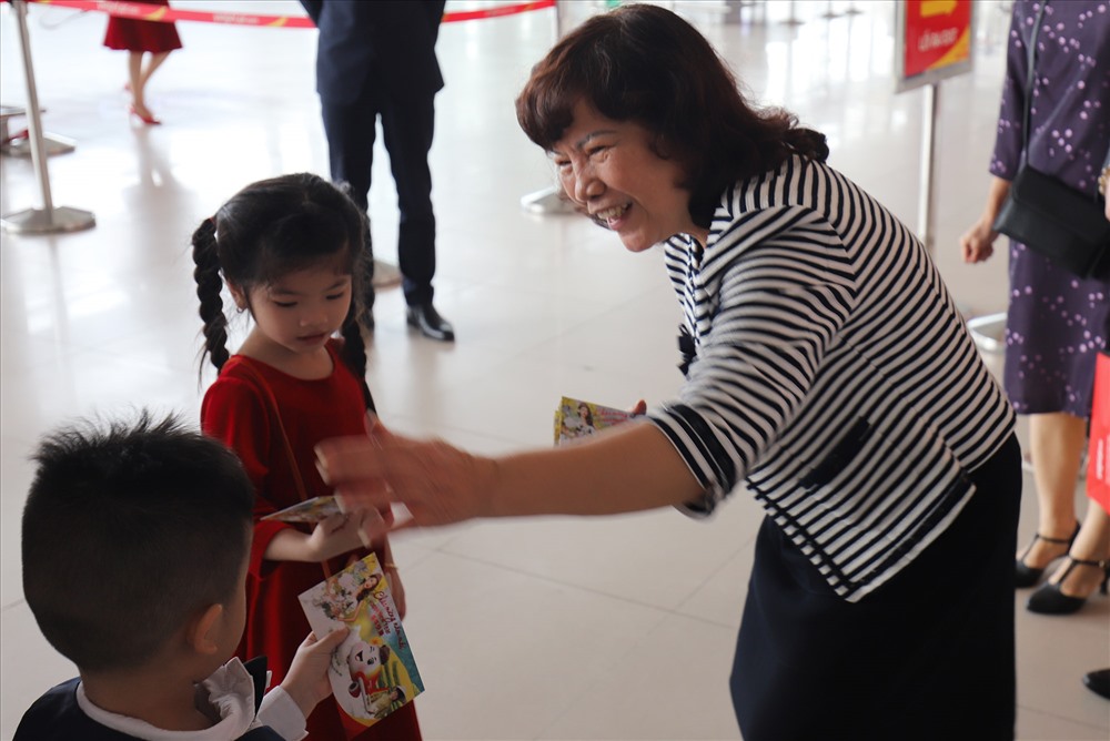 Chủ tịch HĐQT Vietjet Nguyễn Thanh Hà, mừng tuổi các hành khách nhí ngày đầu năm tại sân bay Nội Bài (Hà Nội).