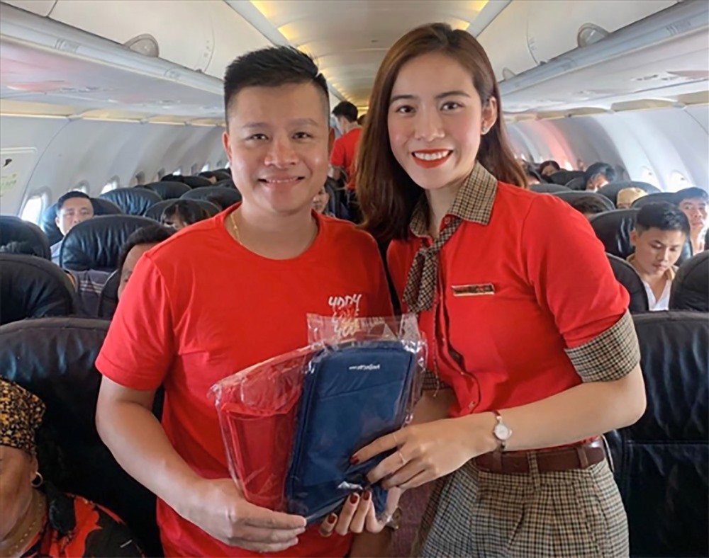 Nguyễn Hồng Phượng, tiếp viên trưởng của Vietjet, tặng quà hành khách trên một chuyến bay.