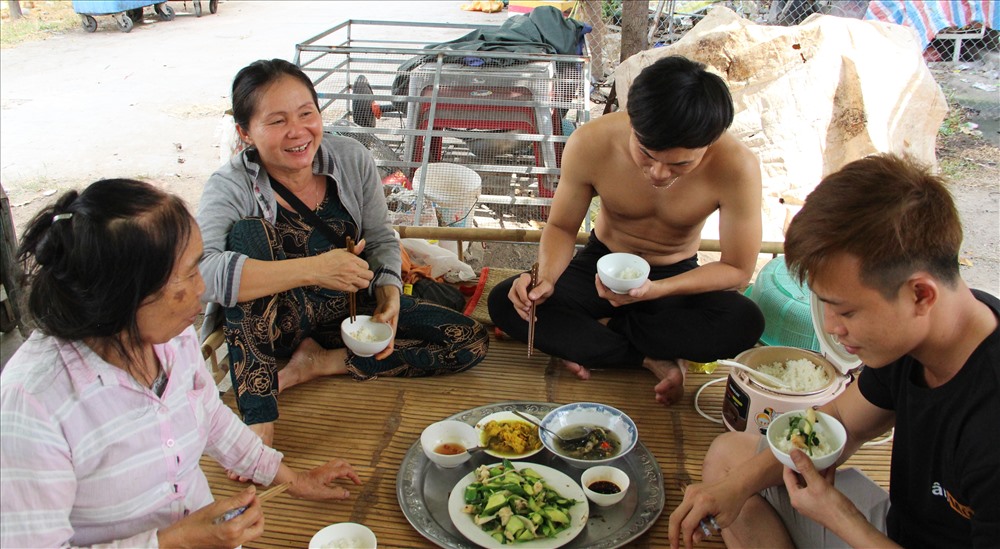 Gia đình bà Nguyễn Thị Tâm (51 tuổi) ở lại bán hàng cho người lao động ở khu nhà ở xã hội Hòa Lợi ăn bữa cơm trưa cuối nằm ngay tại quầy hàng. Ảnh: Đình Trọng