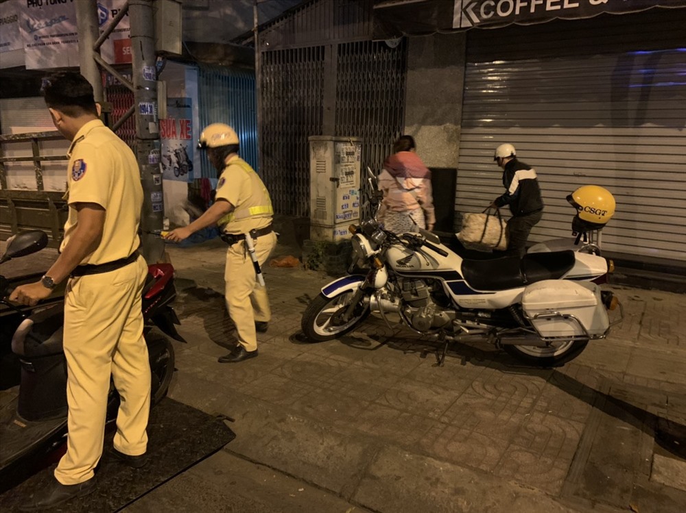 Rạng sáng 28 tết Đội CSGT dẫn đoàn (PC08) đã hỗ trợ một người dân bị cướp đạp đỗ xe khi trên đường về quê ăn tết.