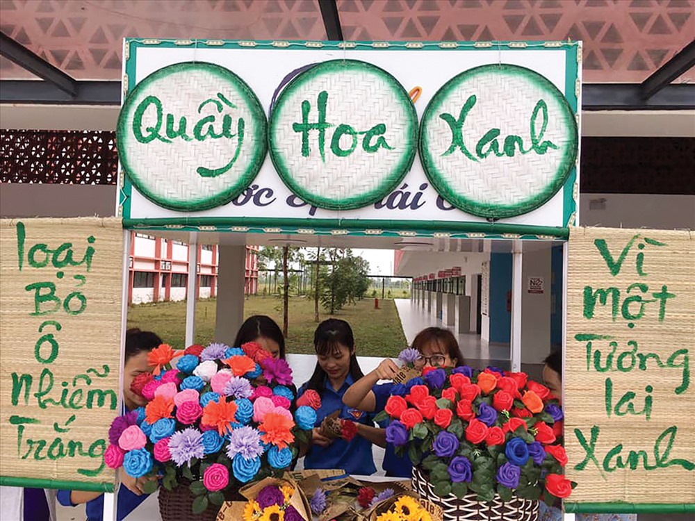 Quầy hoa xuân “Đổi rác lấy hoa” của học sinh iSchool Quảng Trị tổ chức tại trường.