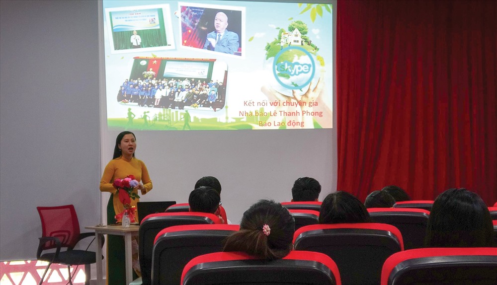 Cô giáo Dương Thu Trang đang hướng dẫn học sinh trong buổi Skype nói về dự án “Loại bỏ ô nhiễm trắng”.