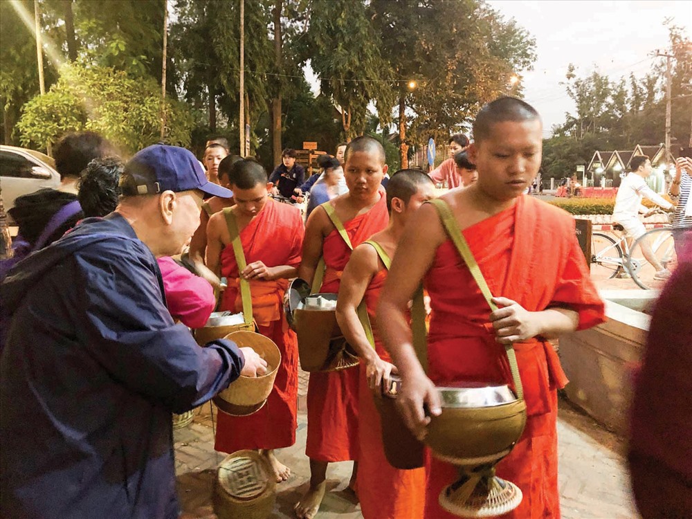 Đoàn tăng nhân gồm nhà sư, chú tiểu đi khất thực.