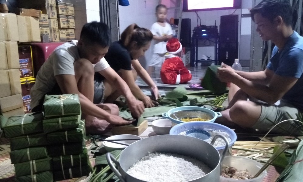 Người dân ở dãy trọ đường X3, khu phố 3 phường An Phú, thị xã Thuận An góp gạo gói bánh chưng. Ảnh: Thanh Quang.
