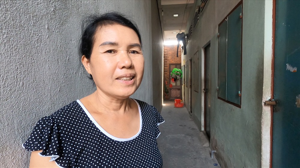 Bà Nguyễn Thị Hoàn 60 tuổi, chủ dãy trọ tại phường An Phú cho biết, công nhân ở trọ tại nhà mình đã về quê hết. Năm nay bà mua tặng mỗi phòng trọ một phần quà 300 ngàn đồng để về quê đón Tết. Ảnh: Đình Trọng