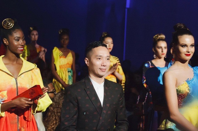Đỗ Trịnh Hoài Nam bên các người mẫu ngoại quốc trong khuôn khổ show trình diễn áo dài tại New York Couture Fashion Week 2019. Ảnh: Bình Quách.