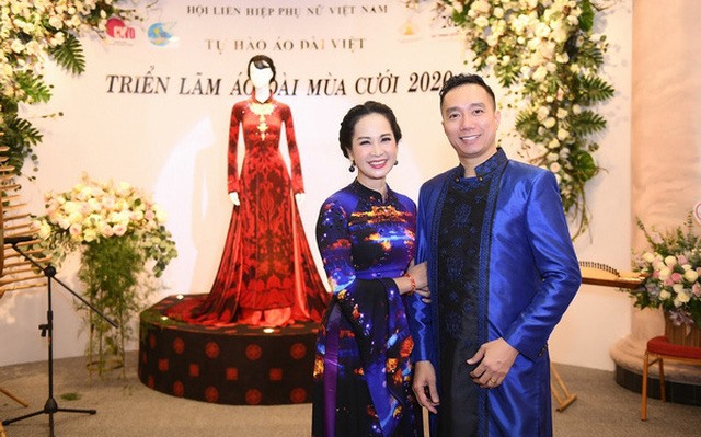 Nhà thiết kế Đỗ Trịnh Hoài Nam chụp hình bên NSND Lan Hương và chiếc áo dài tiền tỷ tại triển lãm cưới. Ảnh: Bình Quách.