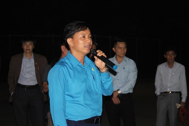 Ông Nguyễn Văn Danh - Chủ tịch LĐLĐ Hà Tĩnh đến tiễn và nói lời chúc tết công nhân trước khi lên xe về quê
