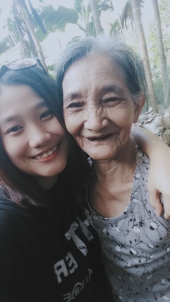 Nguyễn Mai Thương chụp cùng bà của mình. Ảnh: NVCC