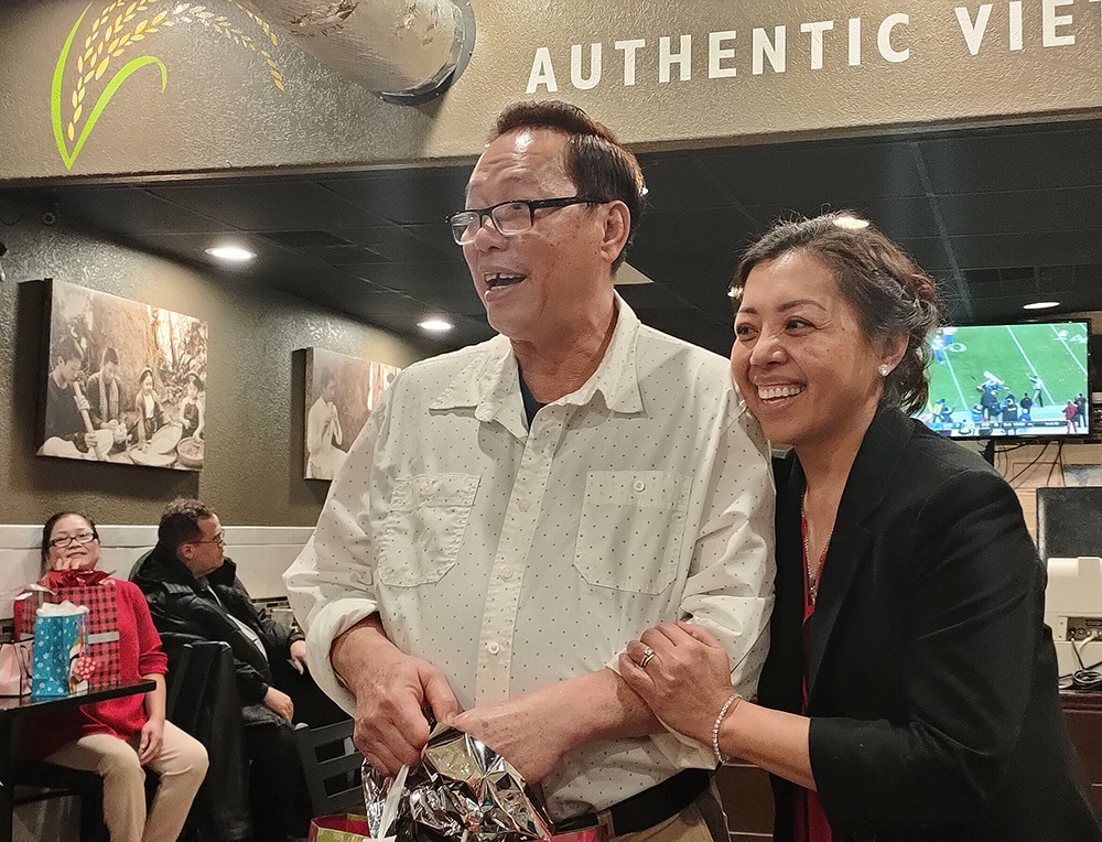 Một nhân viên lớn tuổi người Việt được chị Linh tặng quà và nói lời tri ân.