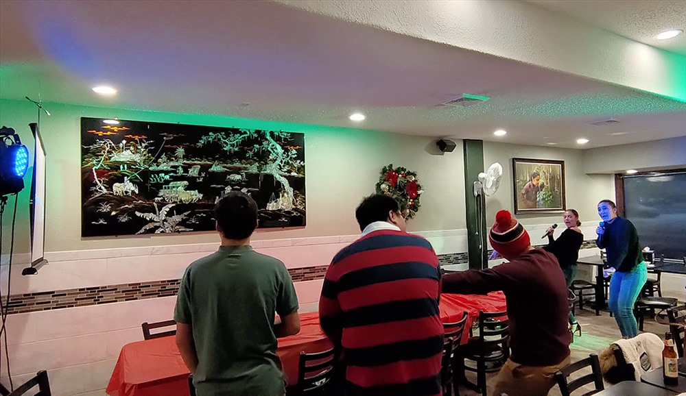 Trong khi đó, thế hệ người Việt thứ 3 tại Peoria thì có thú vui hát karaoke và nhảy nhót phụ họa cho nhau, giao lưu với nhau một cách vui vẻ và sôi động hơn.