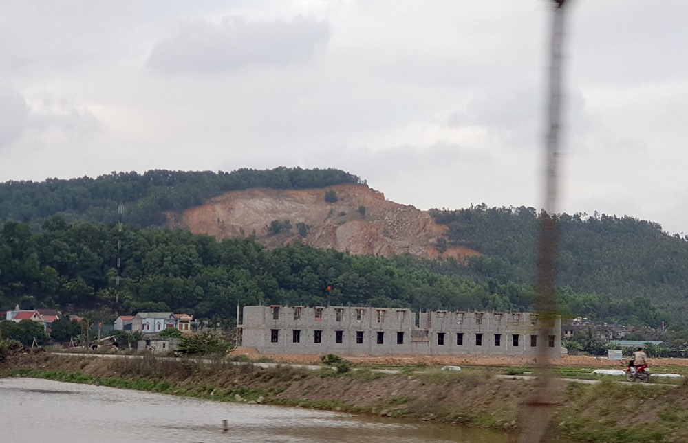 Cả huyện Kinh Môn (Hải Dương) giờ như một đại công trường với hàng trăm quả đồi bị nổ mìn, san gạt để phục vụ ngành công nghiệp xi măng.