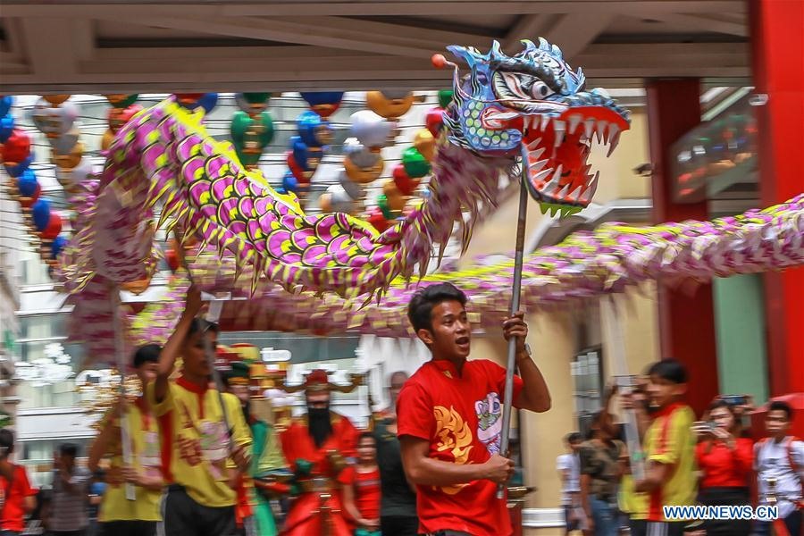 Biểu diễn múa rồng tại khu phố Tàu ở Manila, Philippines, 22.1. Ảnh: Xinhua