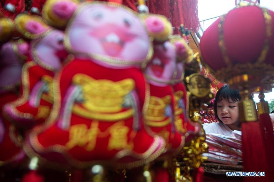 Một em nhỏ chọn đồ trang trí Tết Nguyên Đán tại chợ Pancoran, Jakarta, Indonesia ngày 22.1. Ảnh: Xinhua