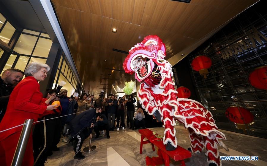 Biểu diễn múa sư tử tại trung tâm mua sắm ở khu Hudson Yards, New York, Mỹ ngày 22.1. Ảnh Xinhua