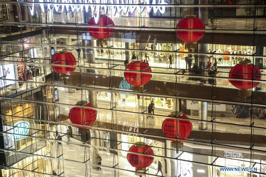 Trung tâm mua sắm ở khu Hudson Yards, New York, Mỹ trang hoàng đèn lồng lung linh, rực rỡ. Ảnh: Xinhua
