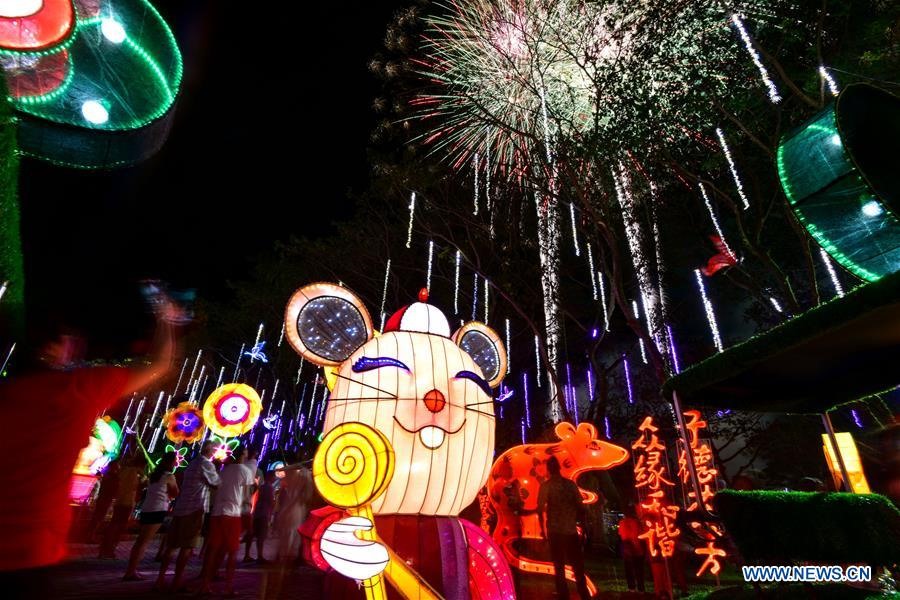 Đèn lồng hình linh vật của năm mới Canh Tý 2020 tại lễ hội đèn lồng ở Jenjarom, Malaysia. Ảnh: Xinhua