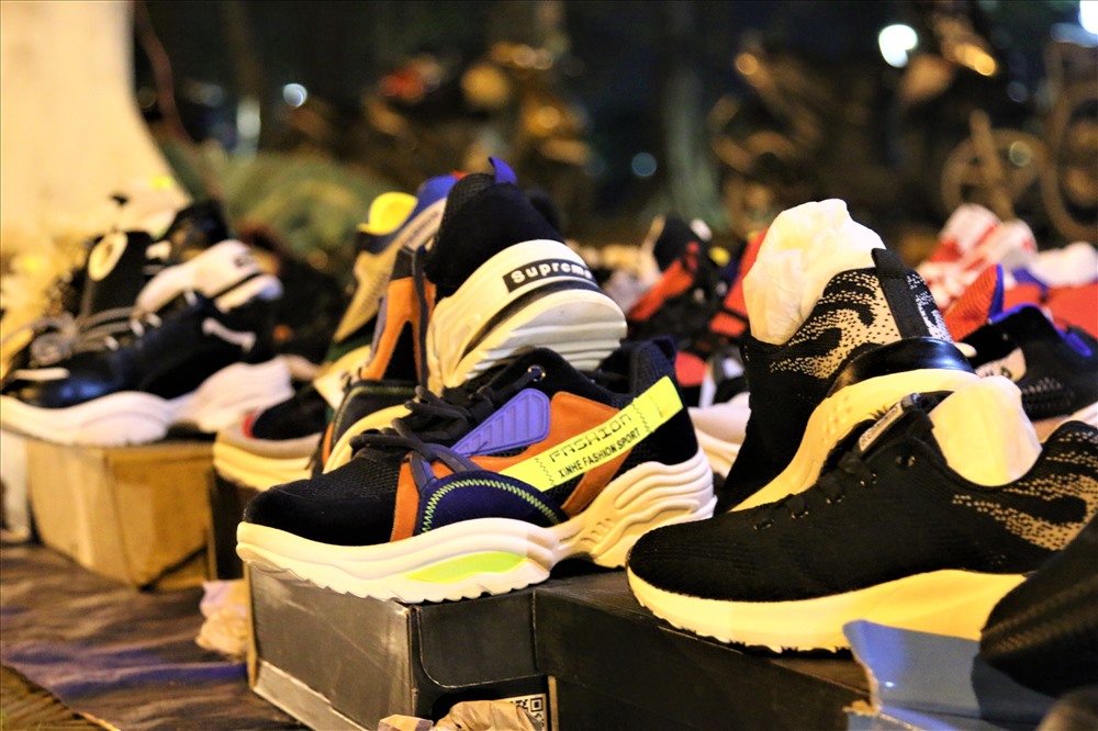 Giày thể thao thường ngày vẫn hút khách nhưng nay cũng chung cảnh ngộ với giày da.