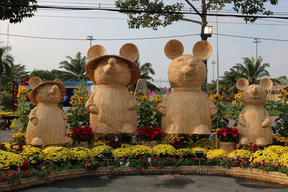 Gia đình chuột được trang trí trong đường hoa TP Cao Lãnh. Ảnh: LN