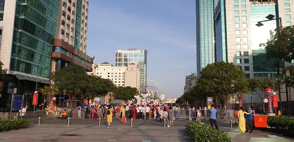 Đường hoa Nguyễn Huệ vẫn thường là nơi tập trung đông người nhất.