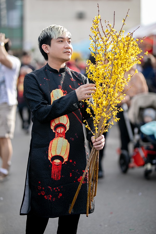 Nữ ca sĩ cùng các nghệ sĩ như diễn viên - MC Đức Tiến, ca sĩ Phạm Khánh Hưng, Tân Hy Khánh, Châu Tuấn… cảm thấy ấm áp, đỡ nhớ quê hương khi hòa cùng cộng đồng người Việt để xem hoa, lễ chùa cầu bình an cho gia đình. Ảnh: NV.