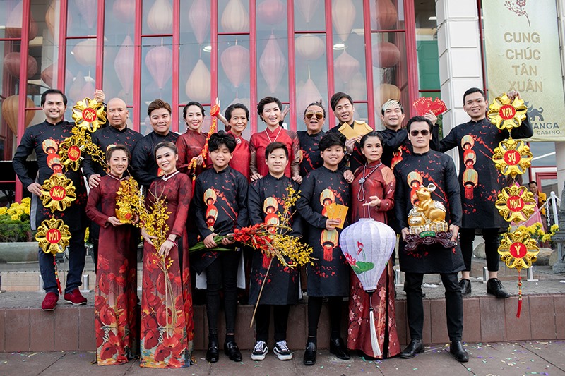 Nữ ca sĩ cùng các nghệ sĩ như diễn viên - MC Đức Tiến, ca sĩ Phạm Khánh Hưng, Tân Hy Khánh, Châu Tuấn… cảm thấy ấm áp, đỡ nhớ quê hương khi hòa cùng cộng đồng người Việt để xem hoa, lễ chùa cầu bình an cho gia đình. Ảnh: NV.