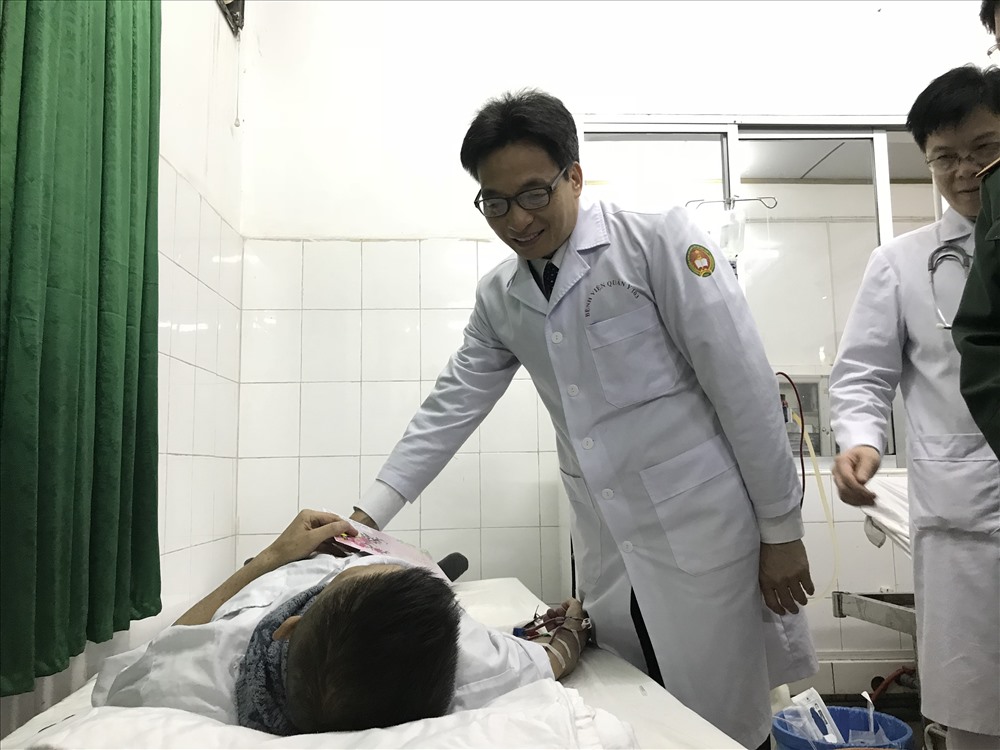 Phó Thủ tướng thăm một thương binh đang điều trị tại bệnh viện 103. Ảnh: T.Linh