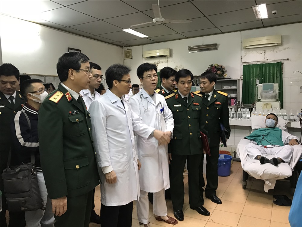Phó Thủ tướng Vũ Đức Đam thăm hỏi y bác sĩ bệnh viện 103. Ảnh: T.Linh