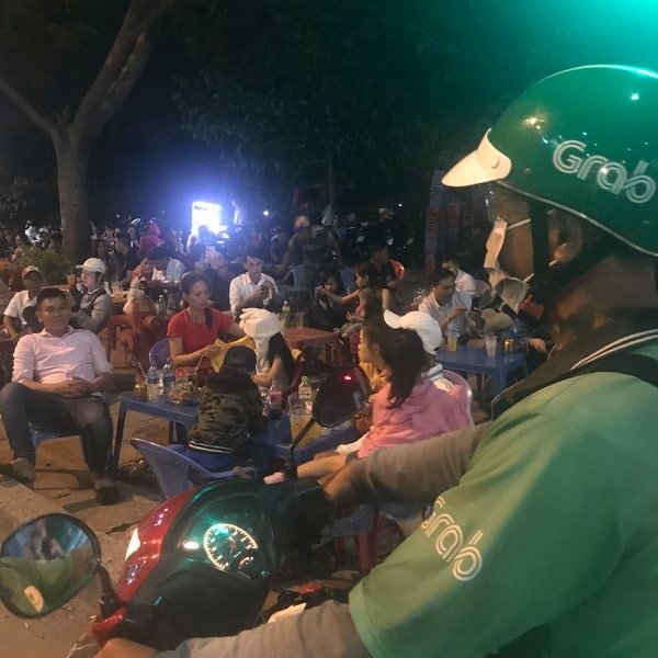 Từ 3-4 giờ chiều, nhiều người “nhạy cảm” kinh doanh, đã chiếm nhiều điểm đắc địa trên đường Mai Chí Thọ, quận 2, xếp đặt ghế bàn đón khách đến xem pháo hoa.