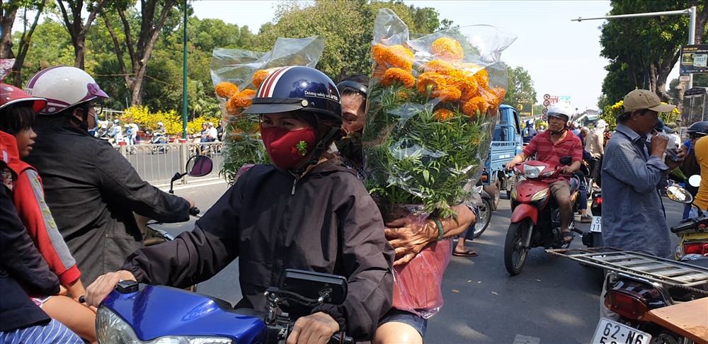 “Mấy hôm trước tôi đã mua cây mai rồi, giờ mua thêm mấy cành hoa này để cho nhà thêm ấm cúng” - chị Liên (ngụ quận Phú Nhuận) Định cho biết.